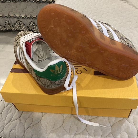 Gucci Women's Signature Sneakers Iconic Design and Premium Craftsmanship - Picture 3 of 5